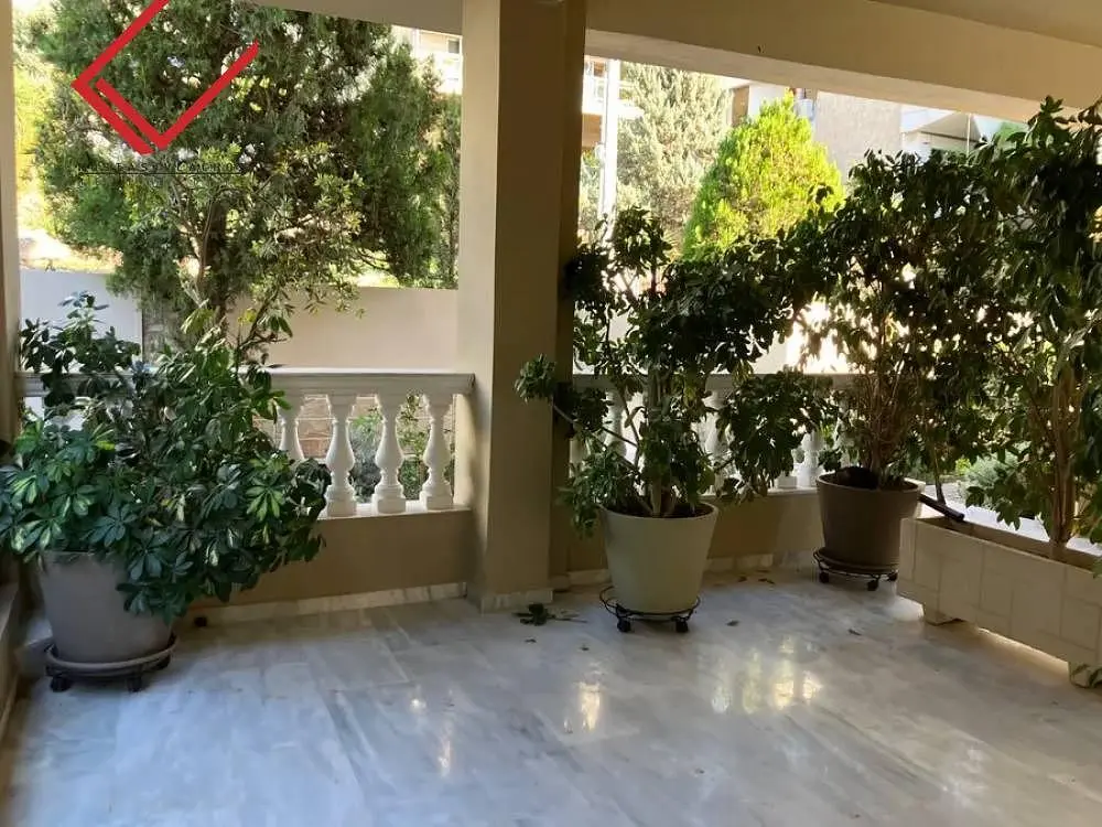 Cuisine; électroménager, parquet, lumière naturelle, style moderne, rénové