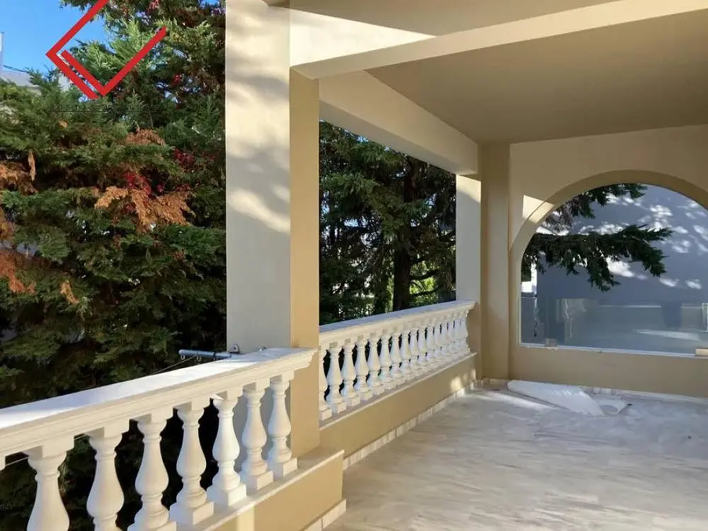 Keuken; keukenapparatuur, houten vloer, natuurlijk licht, moderne stijl, gerenoveerd