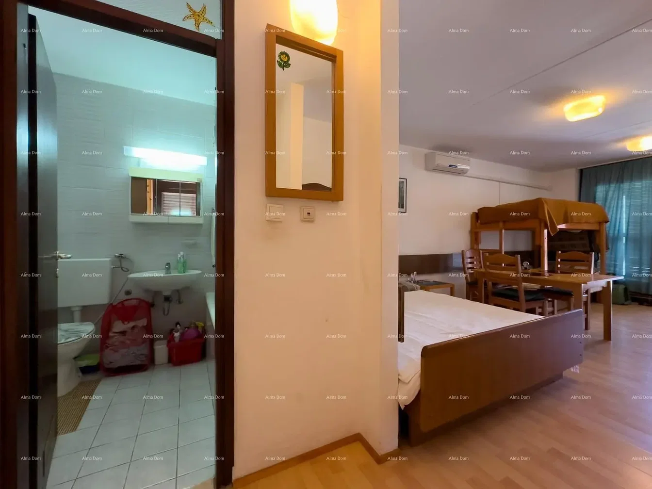 Obývací pokoj; dřevěná podlaha, přirozené světlo, moderní styl, vysoké stropy