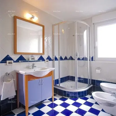 Woonkamer; houten vloer, natuurlijk licht, moderne stijl, hoge plafonds