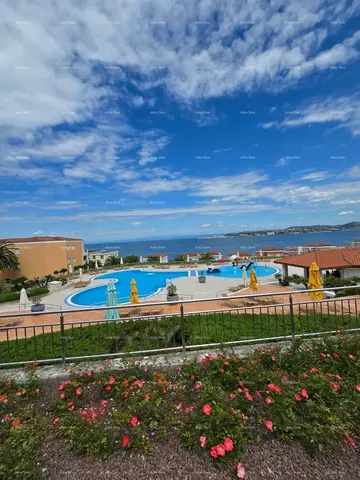 Soggiorno; pavimento in legno, luce naturale, stile moderno, soffitti alti