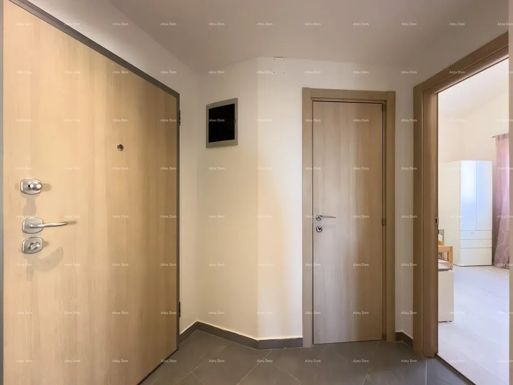 Wohnzimmer; holzboden, tageslicht, moderner stil, hohe decken