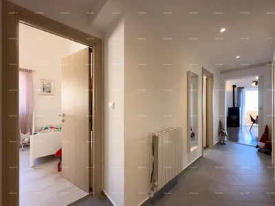 Wohnzimmer; holzboden, tageslicht, moderner stil, hohe decken