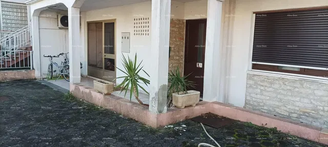 Soggiorno; pavimento in legno, luce naturale, stile moderno, soffitti alti