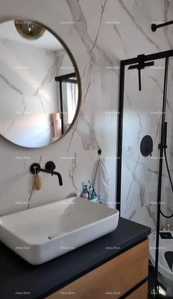 Obývací pokoj; dřevěná podlaha, přirozené světlo, moderní styl, vysoké stropy