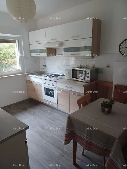 Wohnzimmer; holzboden, tageslicht, moderner stil, hohe decken