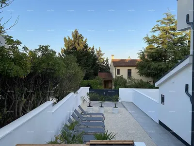 Salon; parquet, lumière naturelle, style moderne, hauteur sous plafond