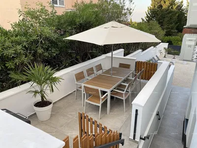 Salon; parquet, lumière naturelle, style moderne, hauteur sous plafond