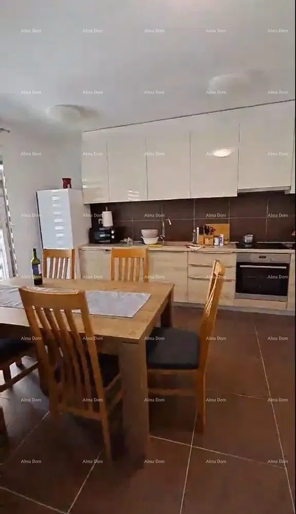 Wohnzimmer; holzboden, tageslicht, moderner stil, hohe decken