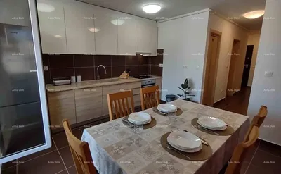 Wohnzimmer; holzboden, tageslicht, moderner stil, hohe decken