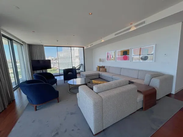 Living room; wood floor, natural light, modern style, high ceiling