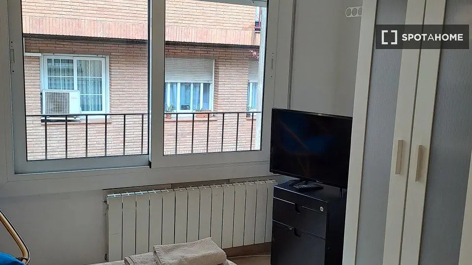 Living room; wood floor, natural light, modern style, high ceiling