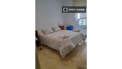 Salón; suelo de madera, luz natural, estilo moderno, techos altos