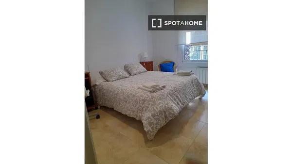 Salon; parquet, lumière naturelle, style moderne, hauteur sous plafond