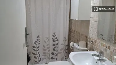 Sala de estar; chão de madeira, luz natural, estilo moderno, teto alto