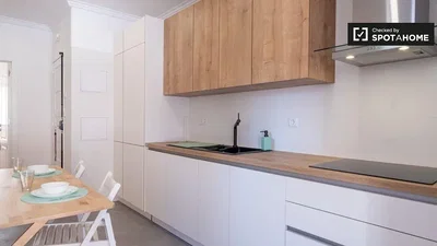 Cuisine; électroménager, parquet, lumière naturelle, style moderne, rénové