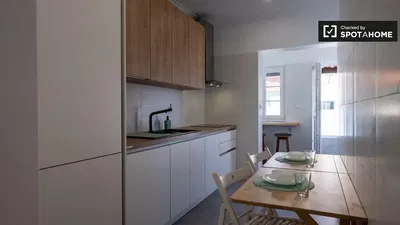 غرفة معيشة; أرضية خشبية, ضوء طبيعي, أسلوب عصري, أسقف عالية