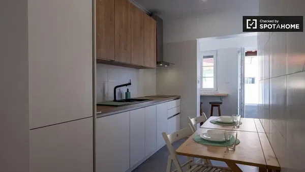 غرفة معيشة; أرضية خشبية, ضوء طبيعي, أسلوب عصري, أسقف عالية