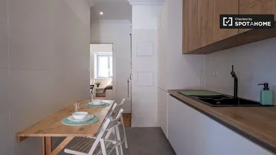 Cuisine; électroménager, parquet, lumière naturelle, style moderne, rénové