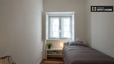 Salon; parquet, lumière naturelle, style moderne, hauteur sous plafond