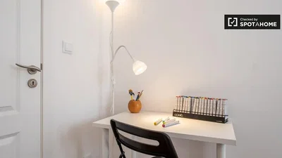 Cuisine; électroménager, parquet, lumière naturelle, style moderne, rénové