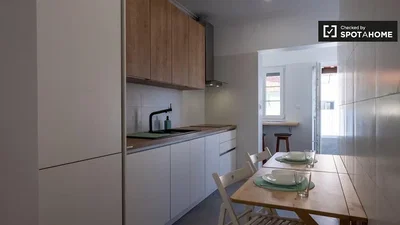 Salon; parquet, lumière naturelle, style moderne, hauteur sous plafond