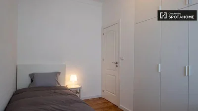 Cuisine; électroménager, parquet, lumière naturelle, style moderne, rénové
