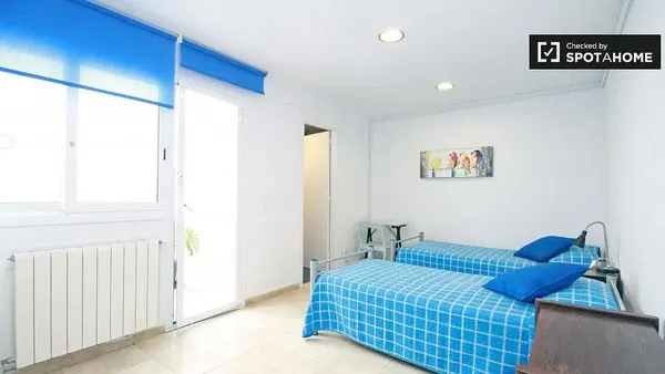 Cozinha; eletrodomésticos, chão de madeira, luz natural, estilo moderno, renovado