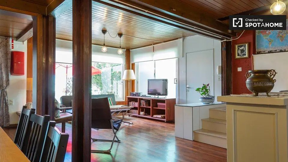 Living room; wood floor, natural light, modern style, high ceiling