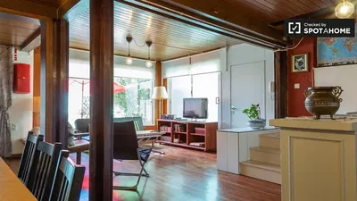 Wohnzimmer; holzboden, tageslicht, moderner stil, hohe decken