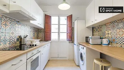 Wohnzimmer; holzboden, tageslicht, moderner stil, hohe decken