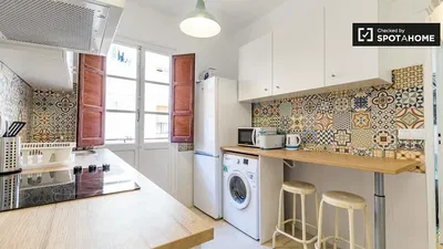 Wohnzimmer; holzboden, tageslicht, moderner stil, hohe decken