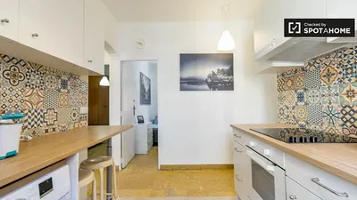 Wohnzimmer; holzboden, tageslicht, moderner stil, hohe decken