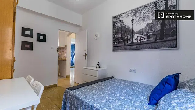 Wohnzimmer; holzboden, tageslicht, moderner stil, hohe decken