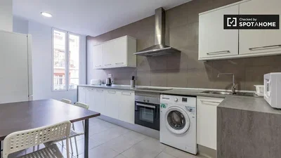 Wohnzimmer; holzboden, tageslicht, moderner stil, hohe decken