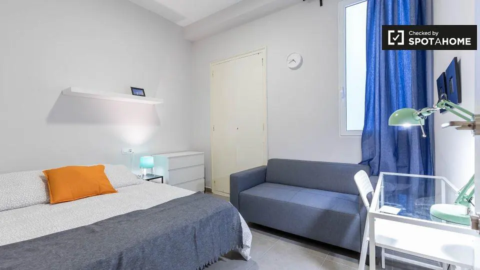 Wohnzimmer; holzboden, tageslicht, moderner stil, hohe decken