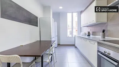 Κουζίνα; συσκευές κουζίνας, ξύλινο πάτωμα, φυσικό φως, μοντέρνο στυλ, ανακαινισμένο