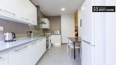 Wohnzimmer; holzboden, tageslicht, moderner stil, hohe decken