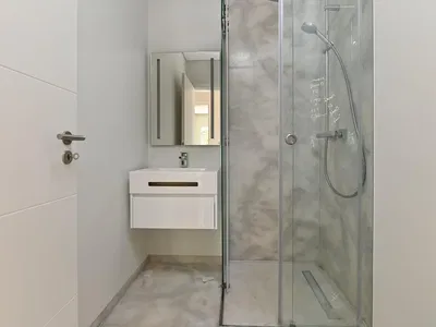 Soggiorno; pavimento in legno, luce naturale, stile moderno, soffitti alti