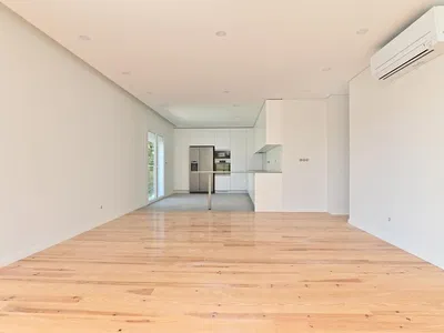 Soggiorno; pavimento in legno, luce naturale, stile moderno, soffitti alti