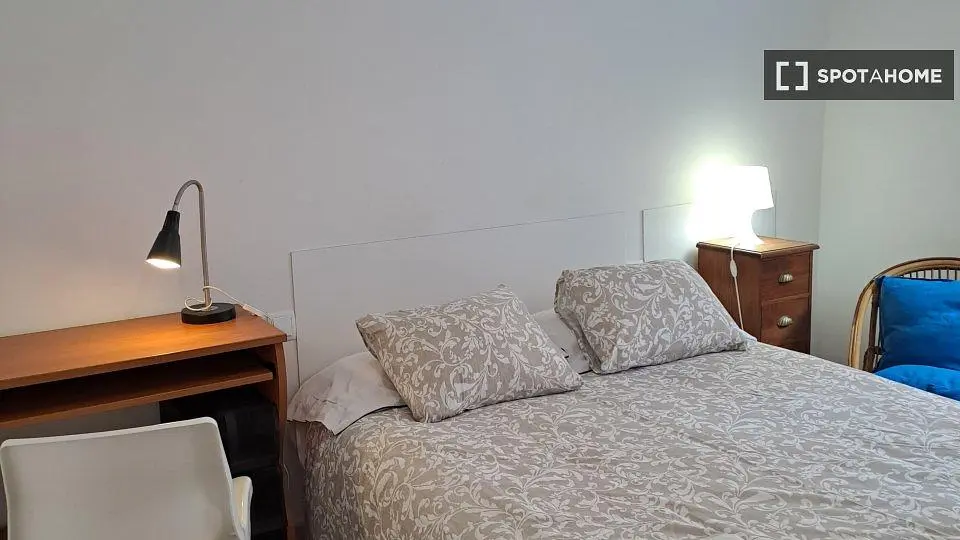 Σαλόνι; ξύλινο πάτωμα, φυσικό φως, μοντέρνο στυλ, ψηλά ταβάνια