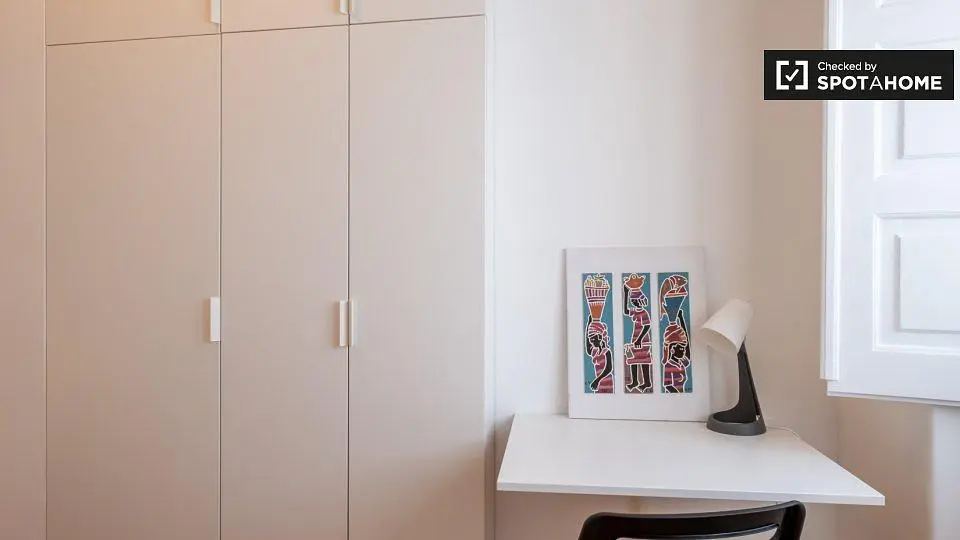 Cozinha; eletrodomésticos, chão de madeira, luz natural, estilo moderno, renovado