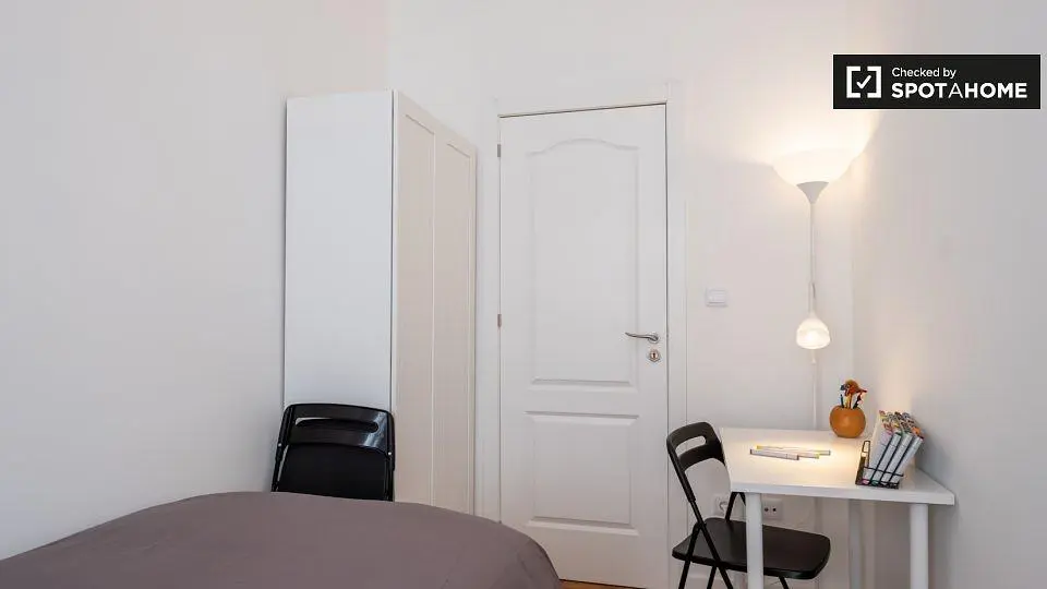 Salon; parquet, lumière naturelle, style moderne, hauteur sous plafond