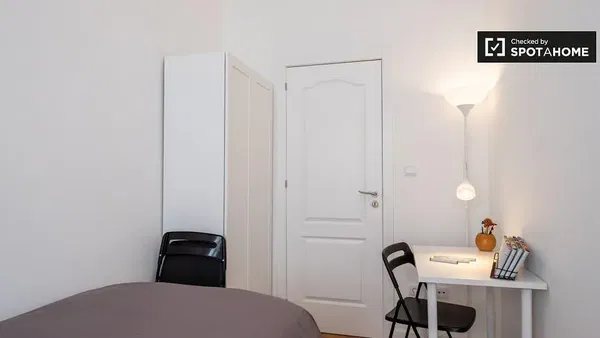 Woonkamer; houten vloer, natuurlijk licht, moderne stijl, hoge plafonds