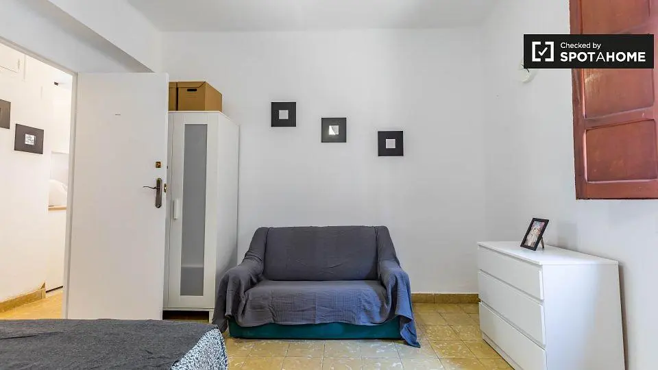 Kuchyně; kuchyňské spotřebiče, dřevěná podlaha, přirozené světlo, moderní styl, po rekonstrukci