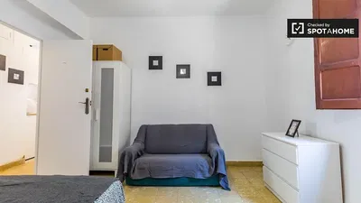 Cocina; electrodomésticos, suelo de madera, luz natural, estilo moderno, renovado