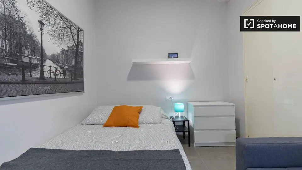 Cocina; electrodomésticos, suelo de madera, luz natural, estilo moderno, renovado