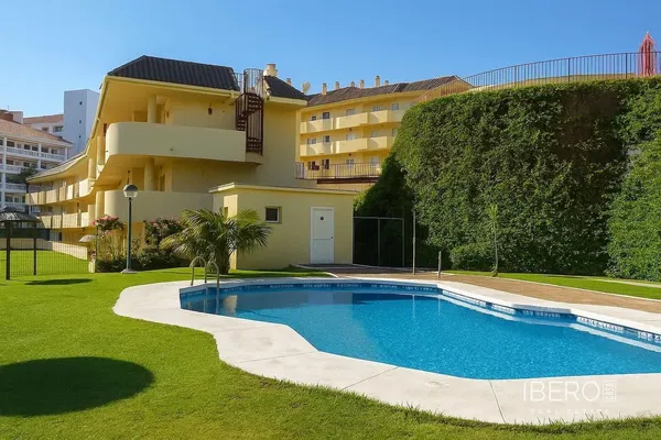 Salon; parquet, lumière naturelle, style moderne, hauteur sous plafond