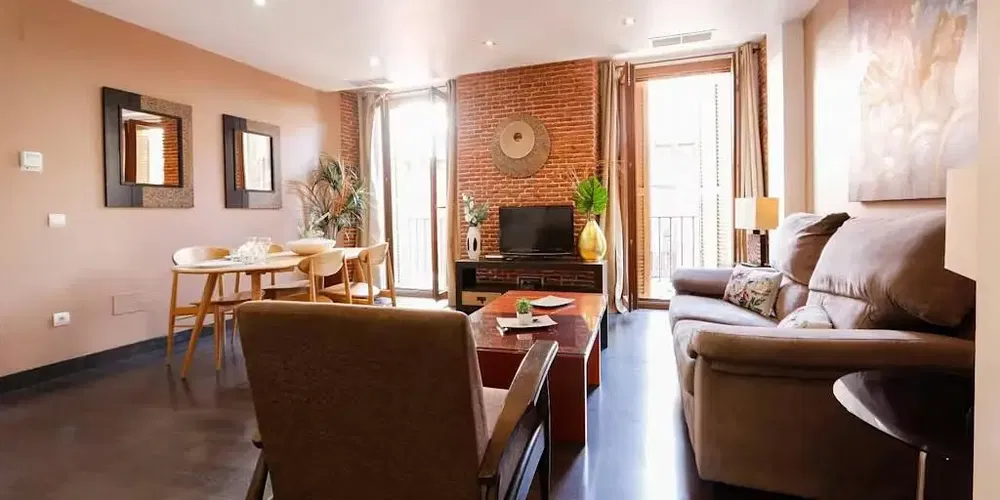 Küche; küchengeräte, holzboden, tageslicht, moderner stil