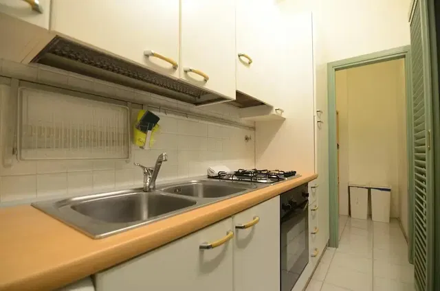 Cuisine; électroménager, parquet, lumière naturelle, style moderne